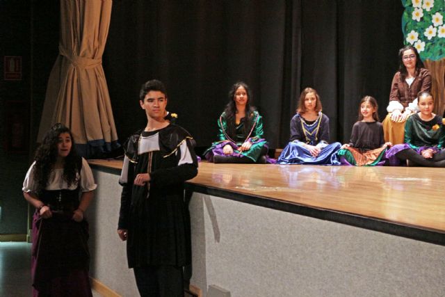 El grupo de teatro coeducativo inicia con una divertida obra las actividades para celebrar el 8 de marzo