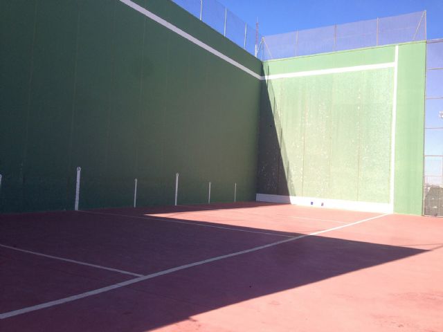 El polideportivo municipal amplía su servicio al frontón, las pistas de atletismo y patinaje, y el juego de dobles para tenis y pádel