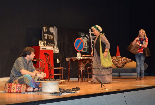 El grupo de teatro 'Tejuba' torreño se da un gran baño de humor con 'Bajarse al moro'