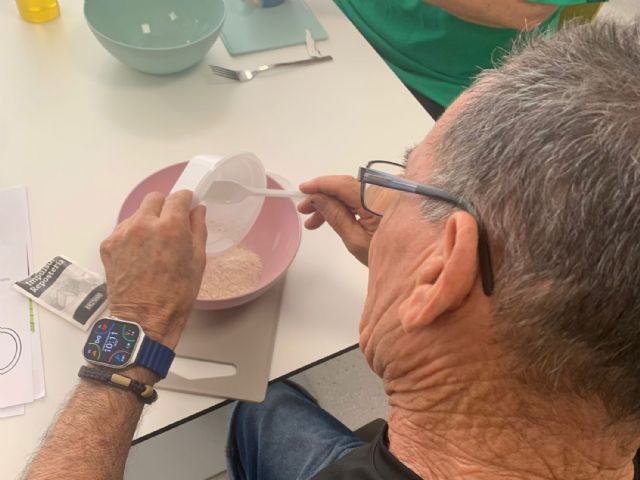 Las personas mayores aprenden cocina práctica con la cocinera María Hernández