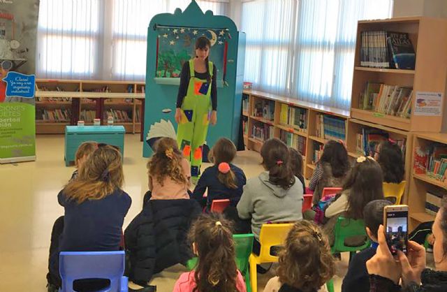 La campaña regional de cuentacuentos que promueve la compra de juguetes no sexistas pasó por la biblioteca municipal
