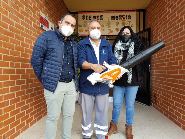 Seis colegios torreños reciben barredoras y sopladoras eléctricas para la limpieza de sus zonas exteriores