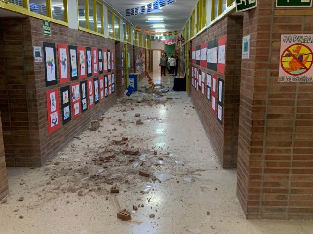 El fuerte viento arranca parte de la cubierta del colegio Vista Alegre, en el que quedan suspendidas las clases