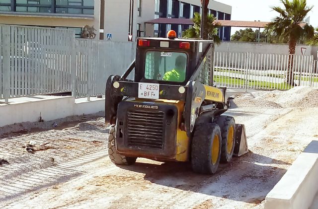 Comienzan las obras de instalación de un parque infantil en el polideportivo municipal