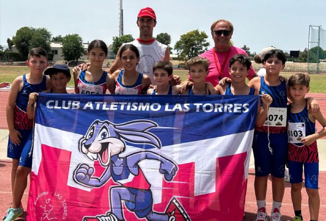 El equipo femenino del Atletismo Las Torres, campeón regional sub-16 de clubes
