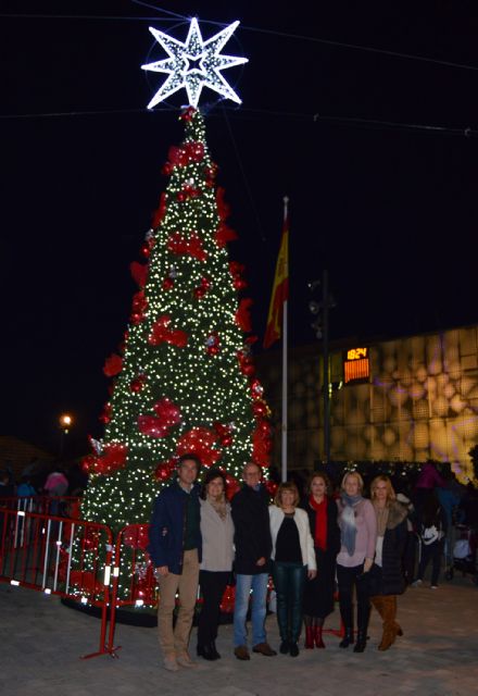 El encendido de las luces da el pistoletazo oficial a la Navidad en Las Torres de Cotillas