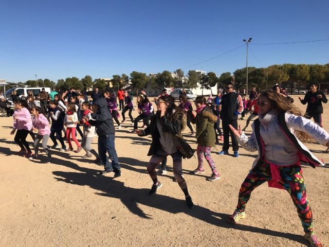'Zumbaila', una divertida mañana de baile en Las Torres de Cotillas con el proyecto 'Do-U-Sport'