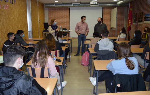 El alcalde López Manzanera ofrece una charla sobre la Constitución en el IES La Florida