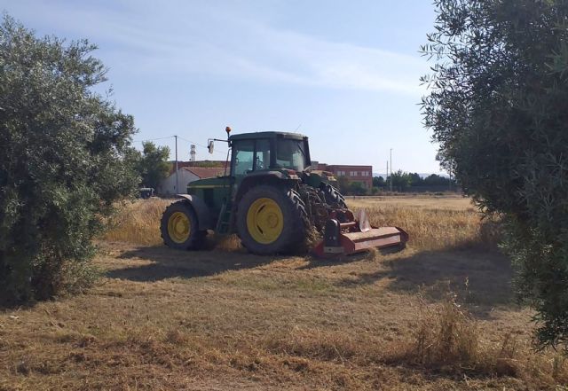 Comienza la limpieza de los 65.000 m2 del parque de la Emisora para evitar incendios