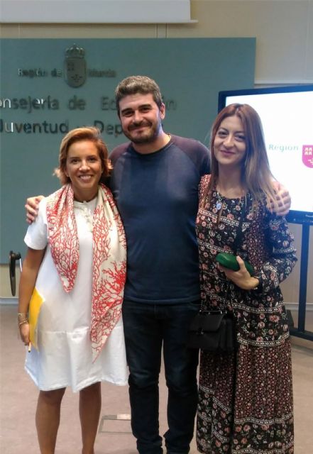Dos profesores del colegio 'Divino Maestro', nominados a mejor docente en los premios nacionales 'Educa Abanca'