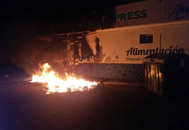 Unos vándalos calcinan contenedores y destrozan cabinas telefónicas y marquesinas en el puente de Todos los Santos