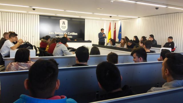 Los escolares del centro de FP 'La Salceda' conocen el Ayuntamiento