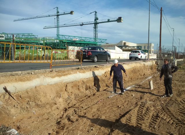 En marcha la reparación de un tramo de acera de la avenida del Trabajo afectado por la DANA