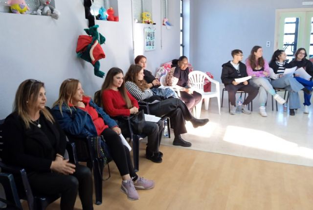 La asociación Sherezade Color Esperanza celebra el día de las personas con discapacidad con un curso de lenguaje de signos