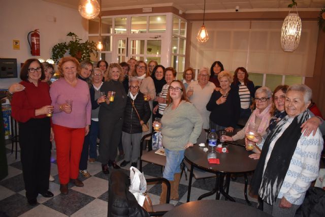 La asociación de mujeres Isabel González no falla a la cita con su tradicional degustación de dulces navideños
