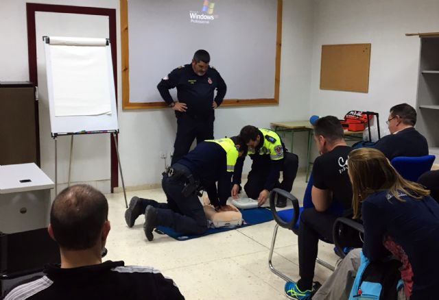 El cuerpo de Protección Civil forma en el uso de desfibriladores semiautomáticos a la Policía Local