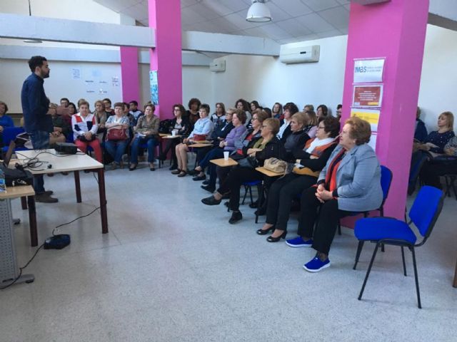 La asociación de mujeres Isabel González se acerca a los nuevos avances en odontología