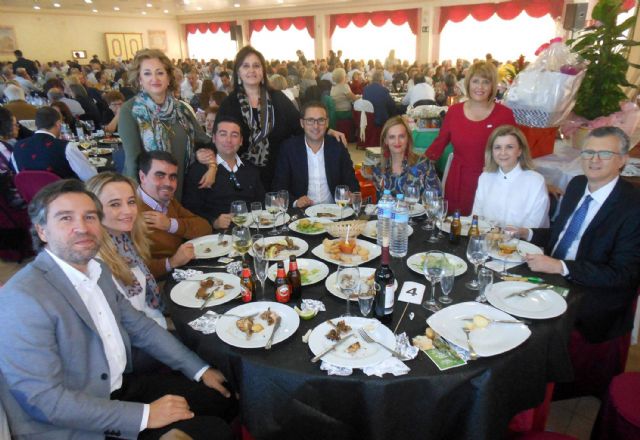 Cerca de 500 personas disfrutan de la comida anual de la junta local de la AECC torreña