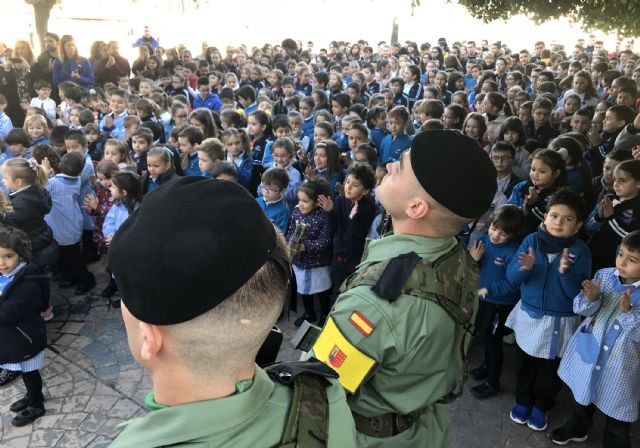 El colegio 'Susarte' celebra con un acto de izado de la bandera el día de la Constitución