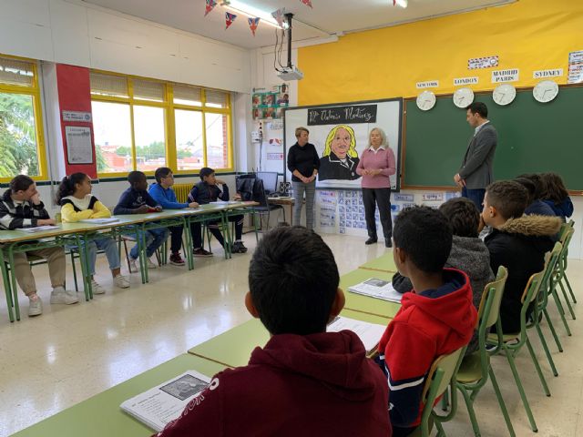 La ex presidenta regional Mª Antonia Martínez explica la Constitución al alumnado del colegio Vista Alegre