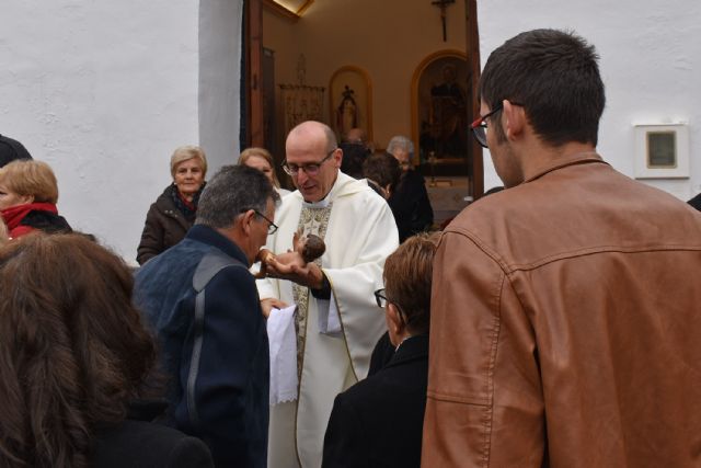 El barrio de San Pedro disfruta de una misa de Reyes Magos cantada por la campana de auroros torreña