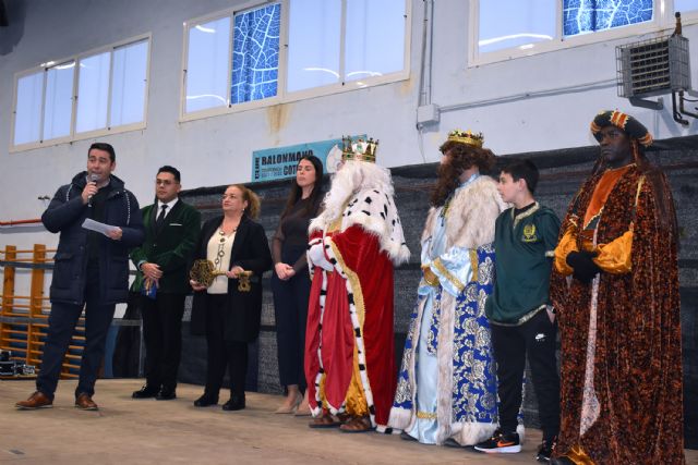Los Reyes Magos protagonizan una gran fiesta en el pabellón municipal