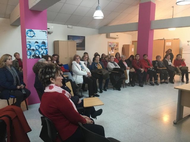 Charla sobre ansiedad impartida por la psicóloga María Cruz Macario