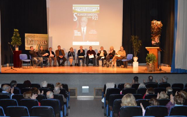 La asociación literaria Las Torres homenajea al poeta Salvador Sandoval en su 92° cumpleaños