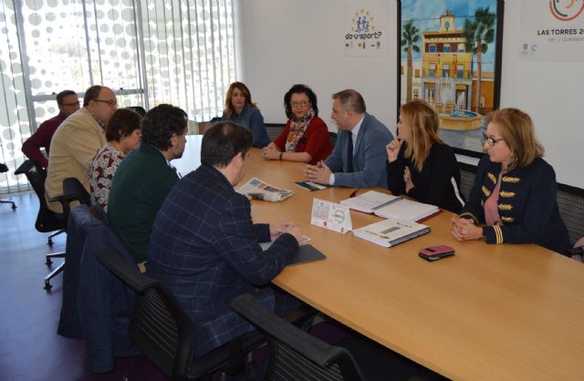 El director general de Comercio explica al 'Área Comercial Las Torres' las ayudas del Gobierno regional