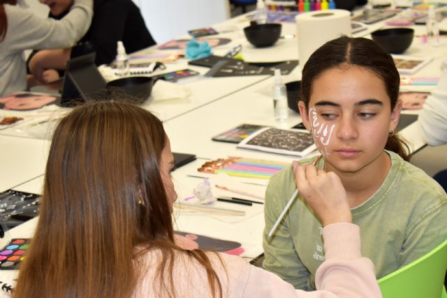 16 jóvenes participan en los talleres gratuitos de caracterización para Carnaval