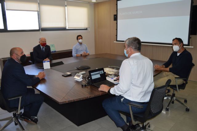 El alcalde torreño visita las instalaciones de la multinacional farmacéutica Grifols en el municipio
