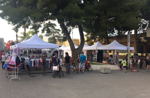 La 'II Feria del Comercio' de Las Torres se convierte en una fiesta de las compras