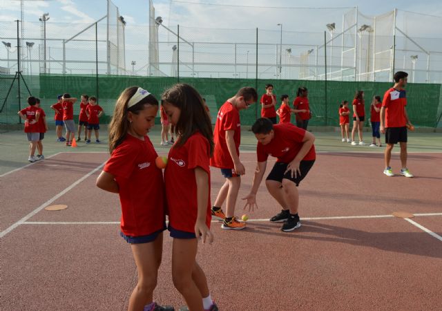 La escuela 'Las Torres Entre Raquetas' cierra el curso con una gran fiesta del tenis