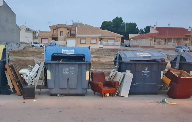 '¿Eres un salvaje?', lema de la campaña del Ayuntamiento torreño que recuerda las normas de uso de los contenedores