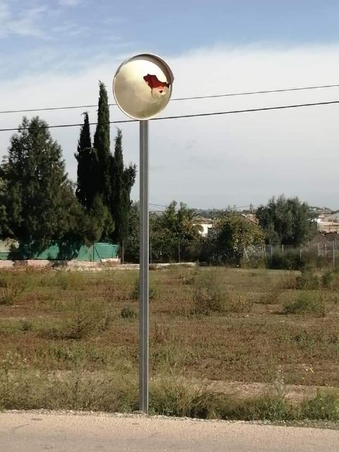 Espejos rotos de señalización de cruce en casco urbano y pedanías