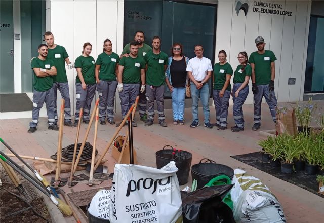 Los beneficiarios de la especialidad de jardinería del programa de garantía juvenil 'ponen guapo' el paseo Fernández Jara