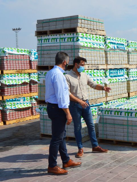 El alcalde López Manzanera visita la empresa local de prefabricados de hormigón 'Montalbán y Rodríguez'