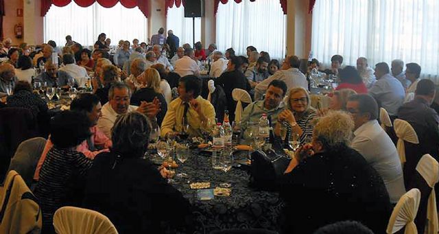 La tradicional comida benéfica de la junta local de la AECC reúne a más de 400 comensales
