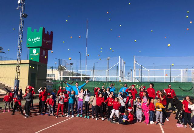 Jornada navideña de la escuela ´Las Torres entre raquetas´ en favor de ´Cáritas´ y ´Sonrisas Solidarias´