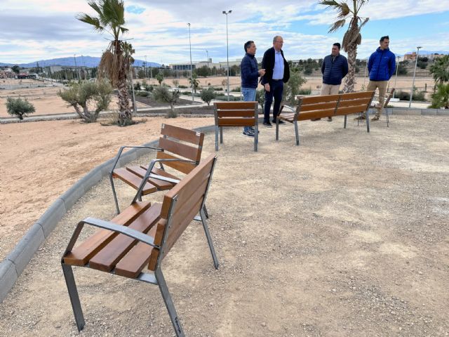 La Concejalía de Servicios a la Ciudad instala mobiliario urbano en el parque de la Antena