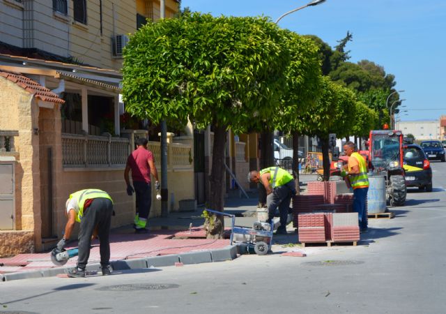 El plan de renovación urbana de Las Torres de Cotillas trabaja ya en las aceras de la avenida Juan Carlos I