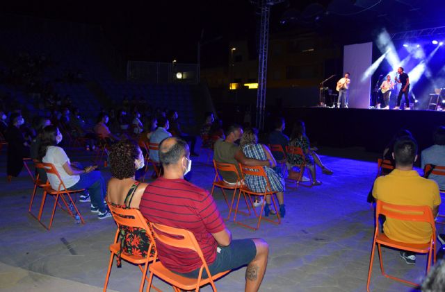 Miss Caffeina ofrece un concierto íntimo y seguro en Las Torres de Cotillas