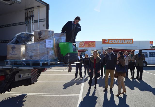 Los trabajadores de 'Consum' en Las Torres de Cotillas recogen juguetes para los niños más necesitados