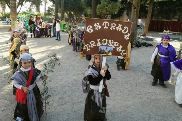 ´Los Pasitos´ del colegio ´Divino Maestro´ salieron en procesión un año más
