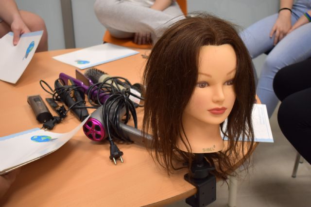 Las Torres de Cotillas inicia un taller gratuito para adolescentes gitanos de formación en imagen personal