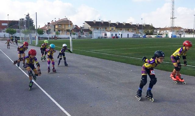 El club Roller Queen vuelve a sobresalir en el campeonato regional de patinaje de velocidadcon 12 medallas