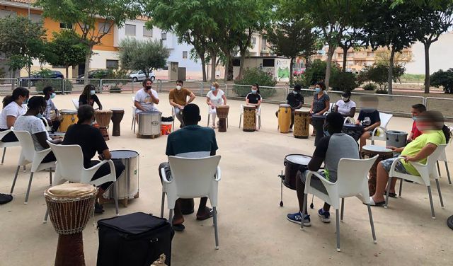 15 menores del barrio del Carmen disfrutan de un taller de percusión al aire libre