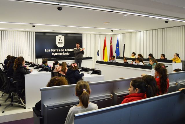 Los escolares del colegio 'San José' participan en un pleno infantil en el Ayuntamiento