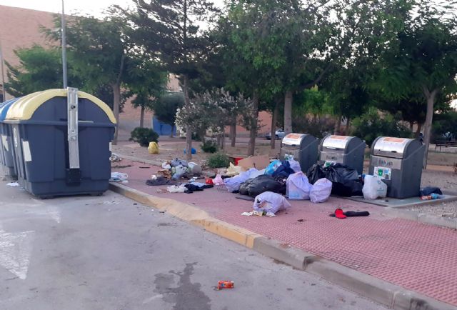 Refuerzo del control municipal de depósitos de basura fuera de los contenedores
