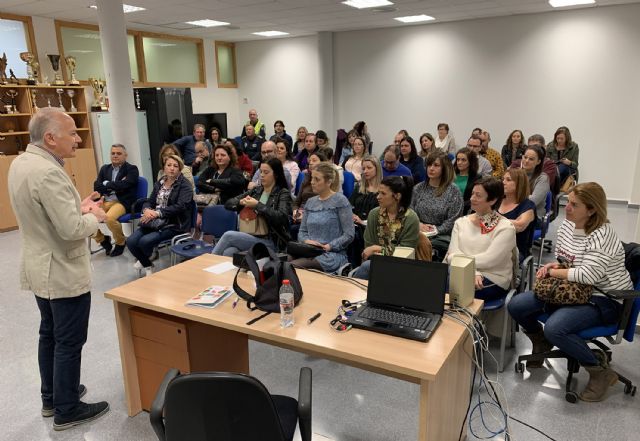 Charla sobre lenguaje no sexista para los empleados municipales con motivo del 8 de marzo